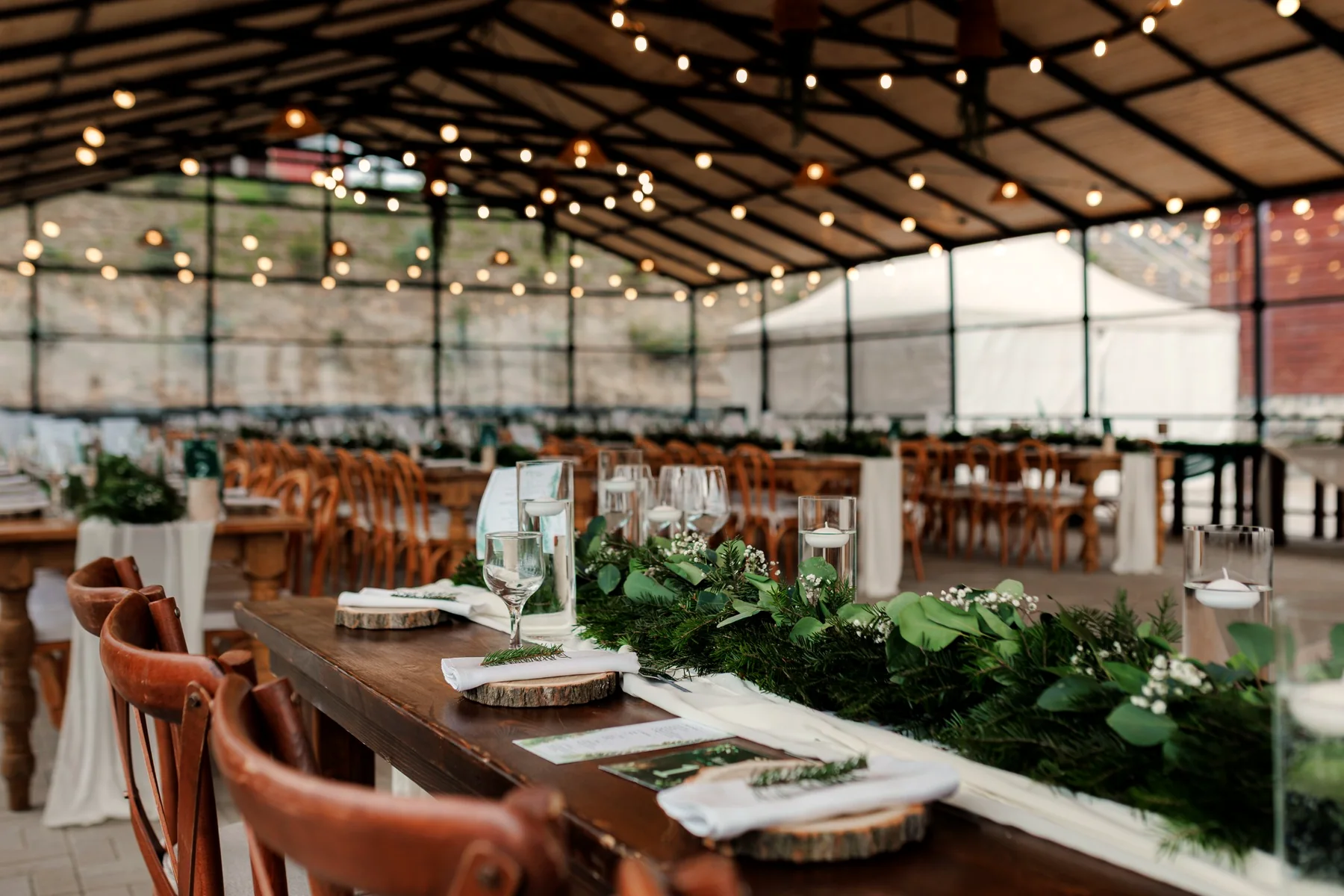 Decorul meselor de eveniment