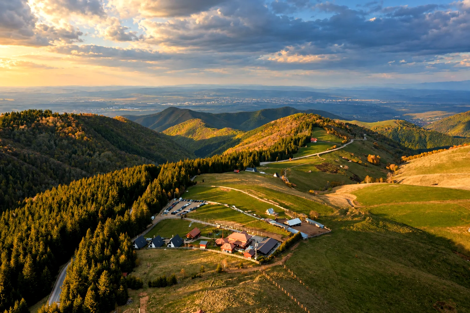 Panorama munților la apus