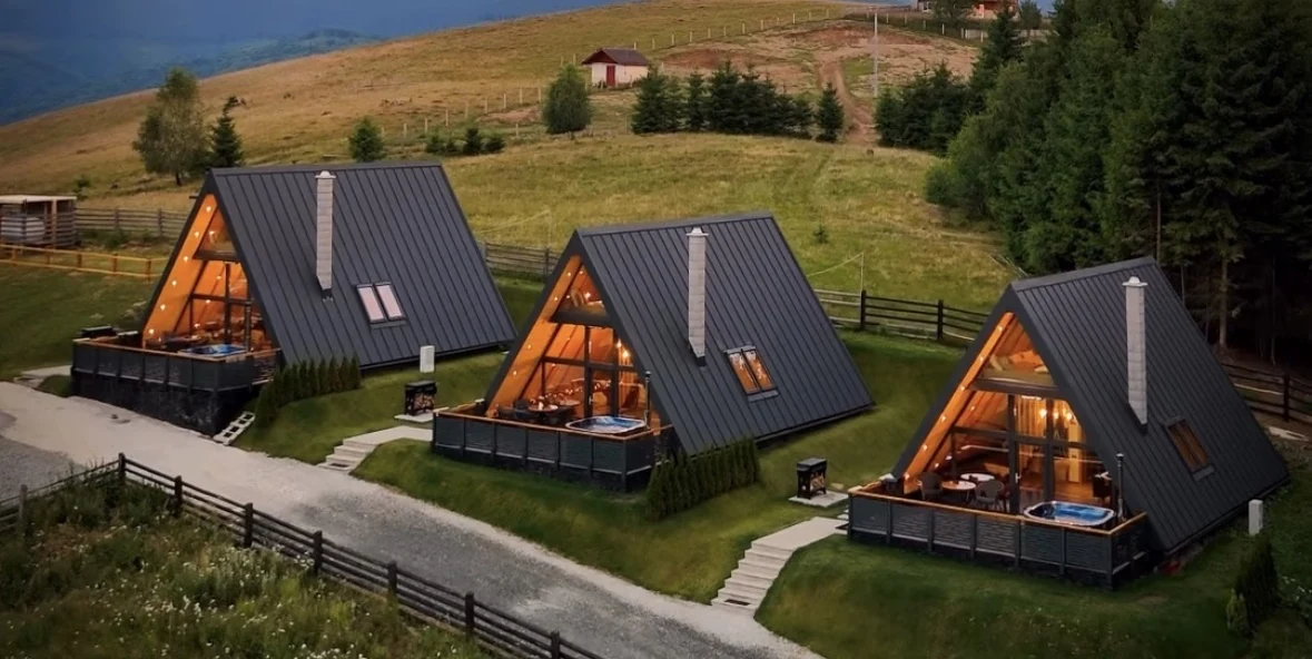 Cabanele Vălari Frame de tip A-frame, cu terase și ciubăre, la apus